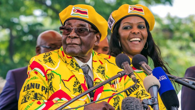 President Robert Mugabe met zijn vrouw Grace spreken aanhangers van hun partij ZANU-FP toe. Beeld afp