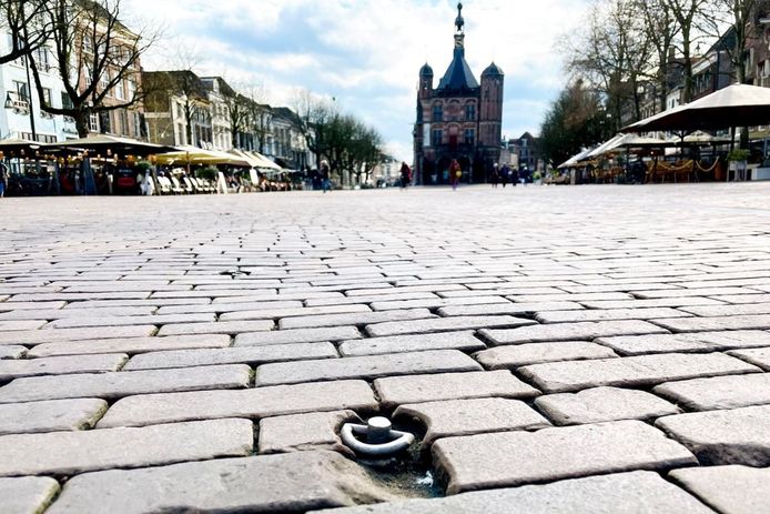 Haak in de grond op de Brink in Deventer met op de achtergrond de Waag. Foto: indebuurt