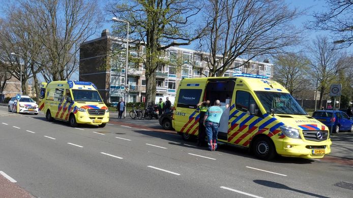 Hulpdiensten in Enschede na een ongeluk waarbij een fietser gewond raakte.