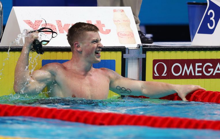 De Britse Adam Peaty na het breken van het wereld record op de 50 meter school. Beeld Getty Images
