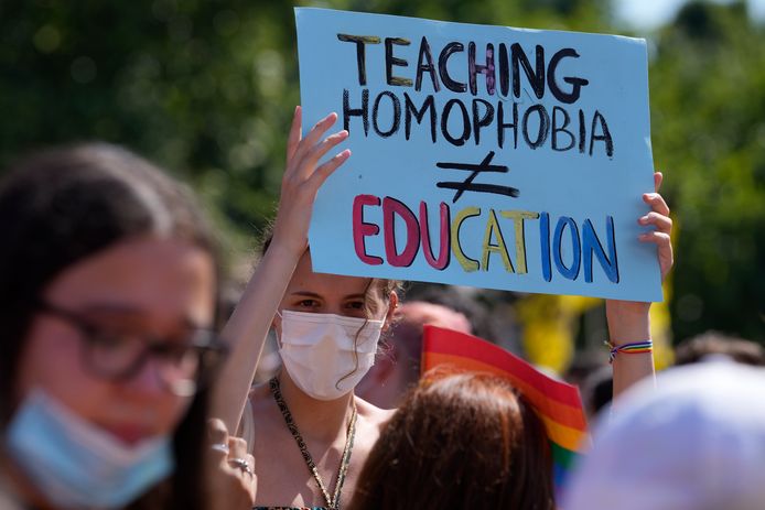 Demonstranten in Milaan (Homofobie leren is niet gelijk aan opvoeding).