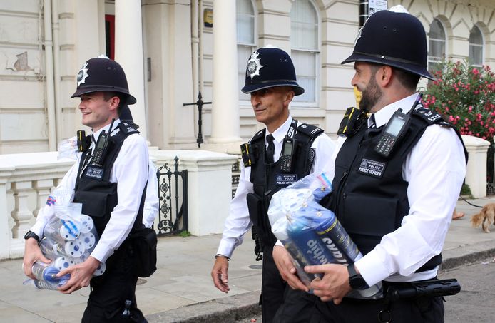 Britse agenten met flessen lachgas. Archiefbeeld.
