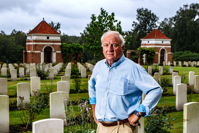 Henk Vincent, mede-oprichter en actief lid van de researchgroep van het Informatiecentrum Canadese Begraafplaats Holten op het ereveld. ,,Het gaat ons niet lukken om alle resterende pakweg 500 verhalen van hier begraven soldaten te vertellen.”