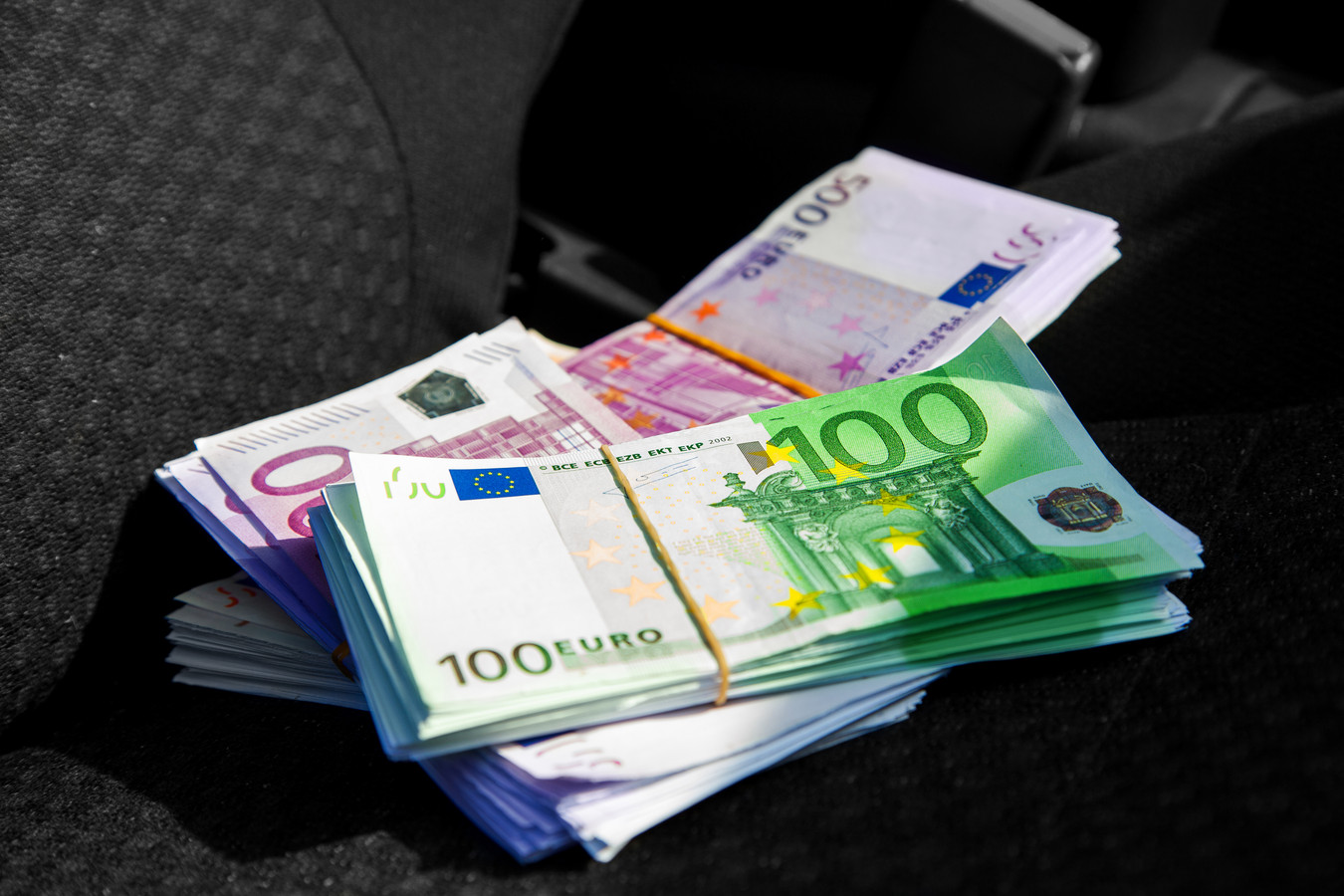 Пачки евро на столе