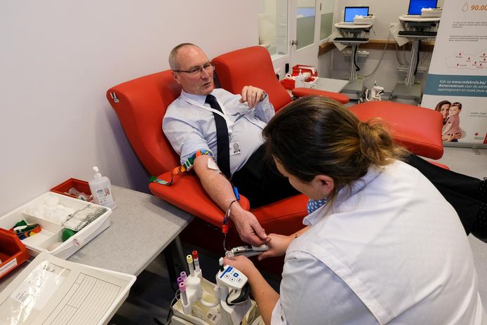 Voorzitter Pol Castelyns is de eerste bloeddonor.