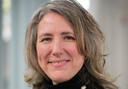 Stacy Pyett, deskundige op het gebied van de eiwittransitie van de Wageningen University & Research. ,,In Nederland is de verhouding plantaardige versus dierlijke eiwitten in ons voedsel nu 40 procent-60 procent. In de jaren zestig was dat andersom.  Om te beginnen zouden we ons eetgedrag zo kunnen veranderen dat we daar weer op gaan uitkomen.”