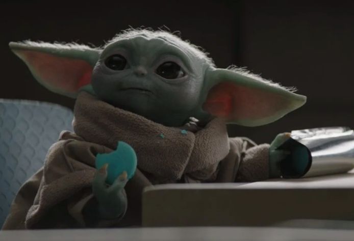 Baby Yoda met zijn macarons.