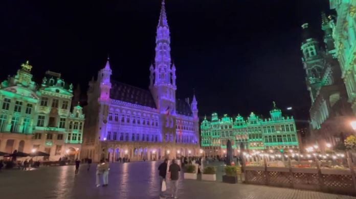 115 bâtiments emblématiques à travers le monde, dont l'hôtel de Ville de Bruxelles, ont été éclairés de la couleur internationale du handicap