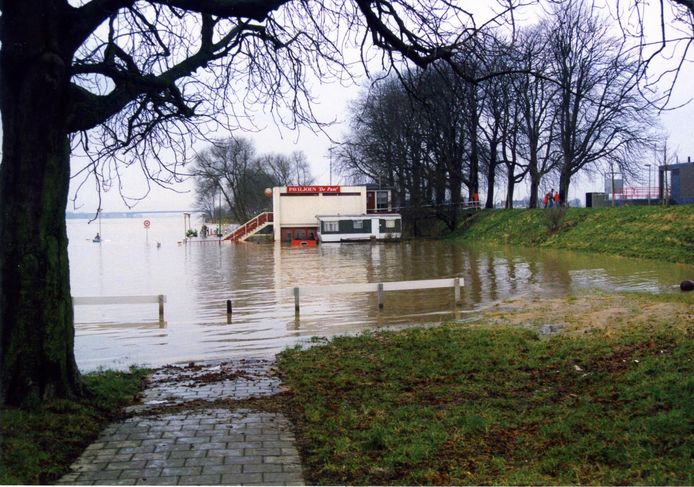 Het Paviljoen op het strandje tijdens hoogwater 1995.