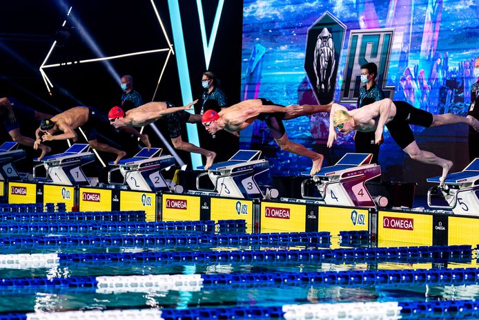 Schoolslagzwemmers met in baan 4 Ilja Sjimanovitsj  duiken van het startblok bij de International Swimming League in Eindhoven.