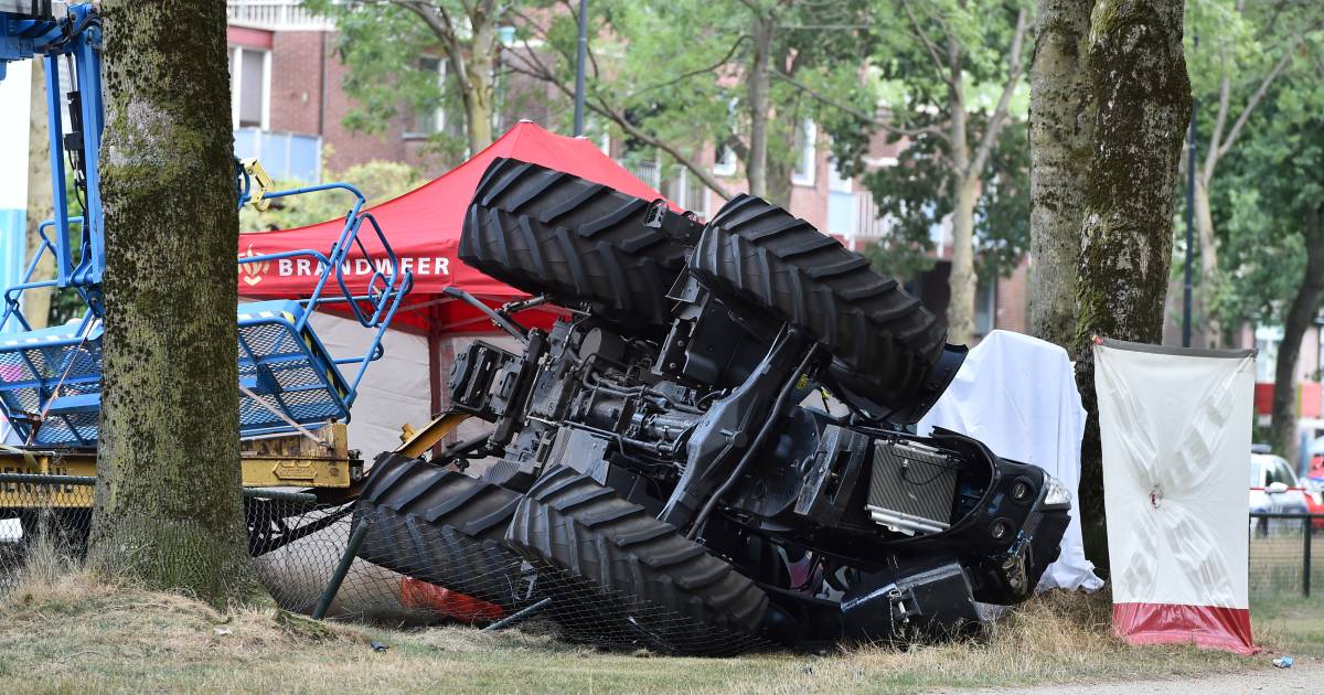 Ernstig eenzijdig ongeluk in Apeldoorn: trekker belandt zijwaarts naast de weg.