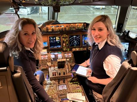 “Un beau moment”: une mère et sa fille deviennent les premières à copiloter sur le même vol international