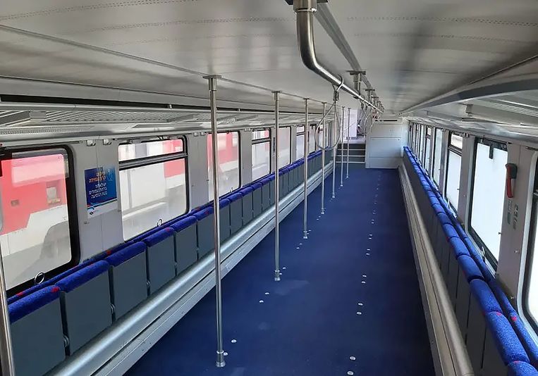 De nieuw ingerichte treinstellen, met staanplaatsen en klapstoeltjes. Beeld Israel Railways
