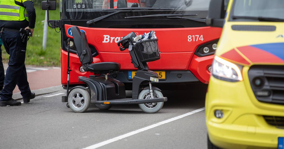 Botsing tussen stadsbus en scootmobiel, traumahelikopter geland.