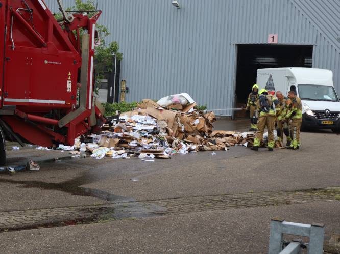 Accu’s belanden in papiercontainer bij Popal Fietsen in Drunen, brandweer moet brandje blussen