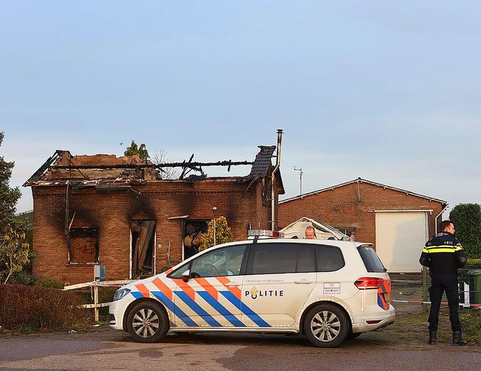 Van het huis van de gebroeders Seepers was na een aanslag in november 2020 bijna niets meer over. Dit is een foto van de ochtend na de brand.