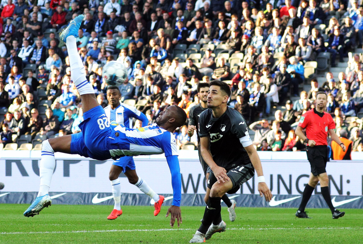 Onze landgenoot Dodi Lukebakio, aanvaller bij Hertha BSC, scoort met een omhaal tegen Hoffenheim. Morgen staat deze clash weer op het programa. Beeld EPA