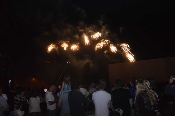 Mensen genieten van vuurwerk op het Dorpsplein in Denderleeuw.