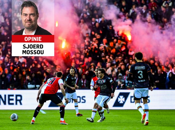Fans van Feyenoord staken meermaals vuurwerk af.