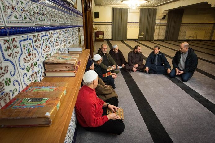 De leden van de Marokkaanse moskee van Winterslag zijn vereerd dat hun gebedshuis uitgekozen is voor de eerste islamitische eredienst op de VRT.