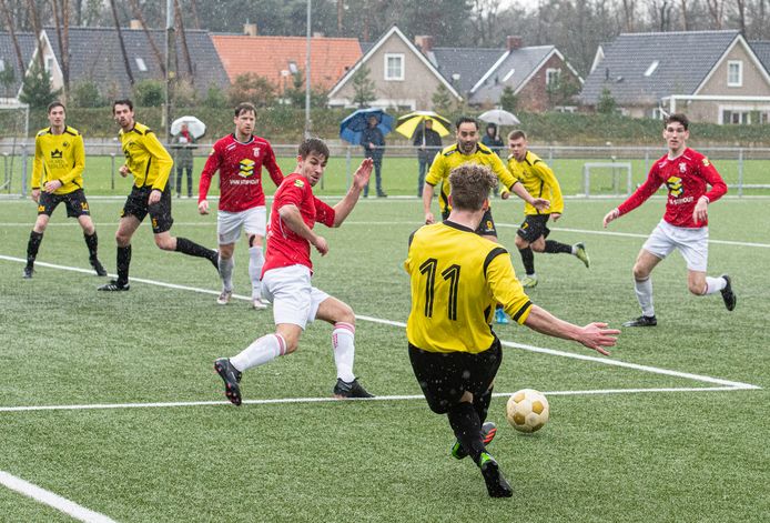 Rik Groot geeft namens SSS’18 een voorzet op zijn ploegmaten.