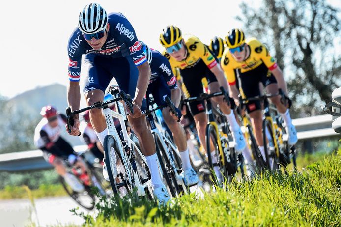 Mathieu van der Poel zet aan.