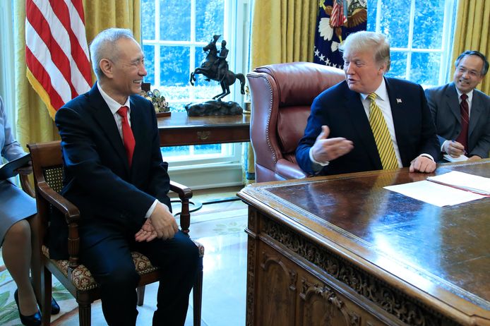 De Amerikaanse president Trump samen met de Chinese vicepremier Liu He (links) in de Oval Office.