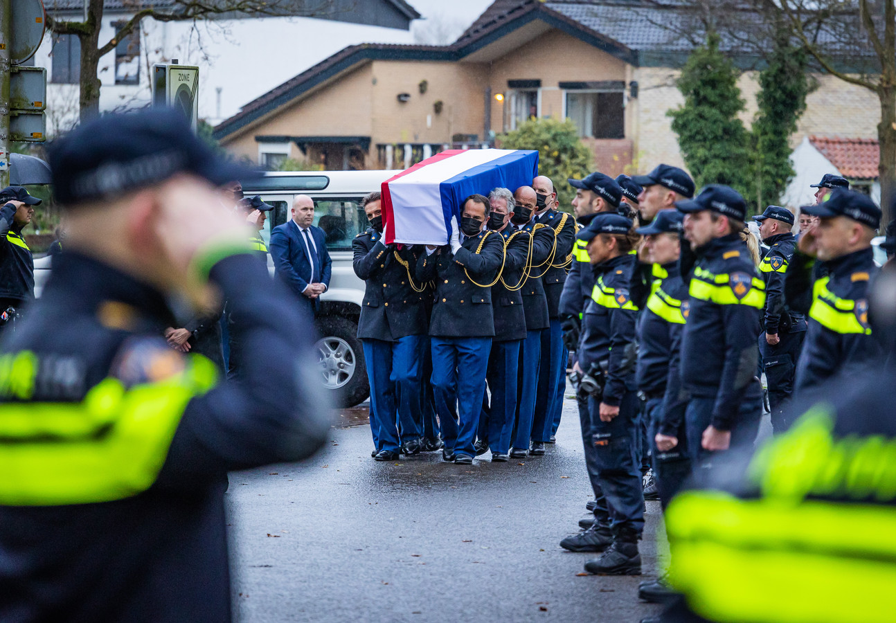 Tientallen agenten van het basisteam Twente-West vormen een erehaag voor hun overleden collega Mark Duerink.