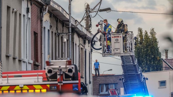 Hevige brand verwoest twee woningen in Kortrijk: ook één bewoner vermist