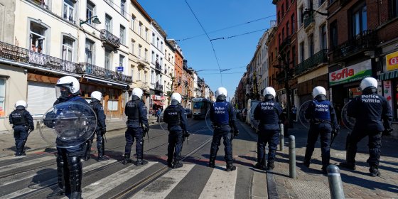 ▶︎ Rellen in Anderlecht na dood 19-jarige: beelden tonen hoe relschopper politiewapen steelt en schoten lost