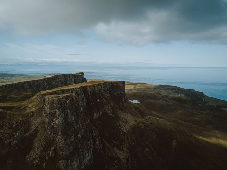 Quiraing op het Schotse ­eiland Skye: veel mooier wordt het op deze planeet niet. Beeld Bram Vandecasteele en Vincent Van Hoorick