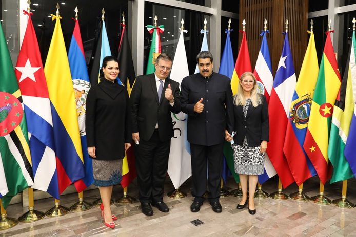 De Venezolaanse president Nicolas Maduro (tweede van rechts) in Mexico City.