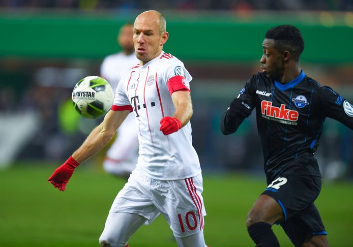 Arjen Robben schermt de bal af voor Adjei Antwi van SC Paderborn.