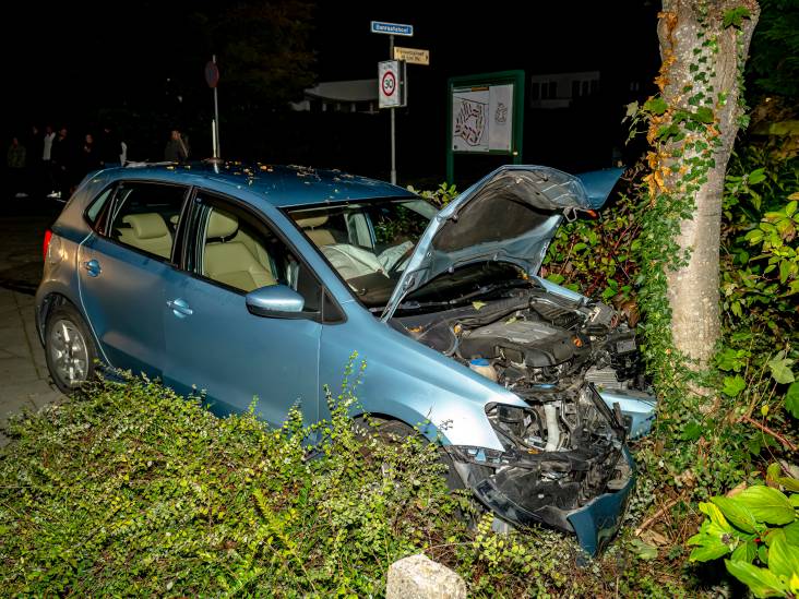 Auto ramt boom in Raamsdonksveer, man naar ziekenhuis