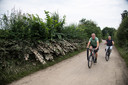 In natuurgebied Maasheggen, hier nabij Sambeek, zoeken fietsers en wandelaars naar sporen van het hoogwater.