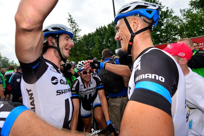 Roy Curvers (links) en Marcel Kittel vieren een nieuwe overwinning in de Tour van 2014. Beide renners reden dit jaar hun laatste koers.
