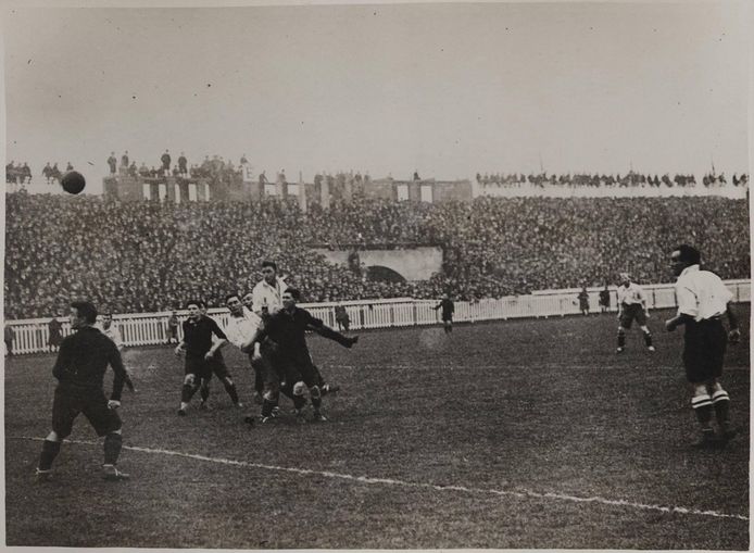 For the official opening match "Greek" The construction of the second runway has not yet been fully completed.  Brave supporters have earned themselves a sweet spot on the unfinished ramparts.