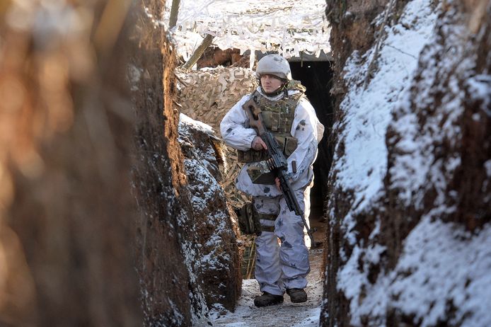 Een Oekraïense militair in de loopgraven nabij de grens met Rusland, in de regio Donetsk.