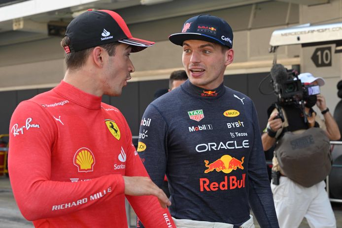 Charles Leclerc (l) in gesprek met Max Verstappen.