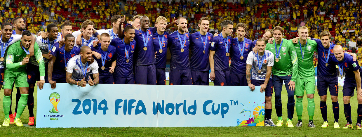 Ook deze foto herinnert aan betere tijden. Het Nederlands Elftal viert de derde plek na een indrukwekkende overwinning op gastland Brazilië. Beeld anp