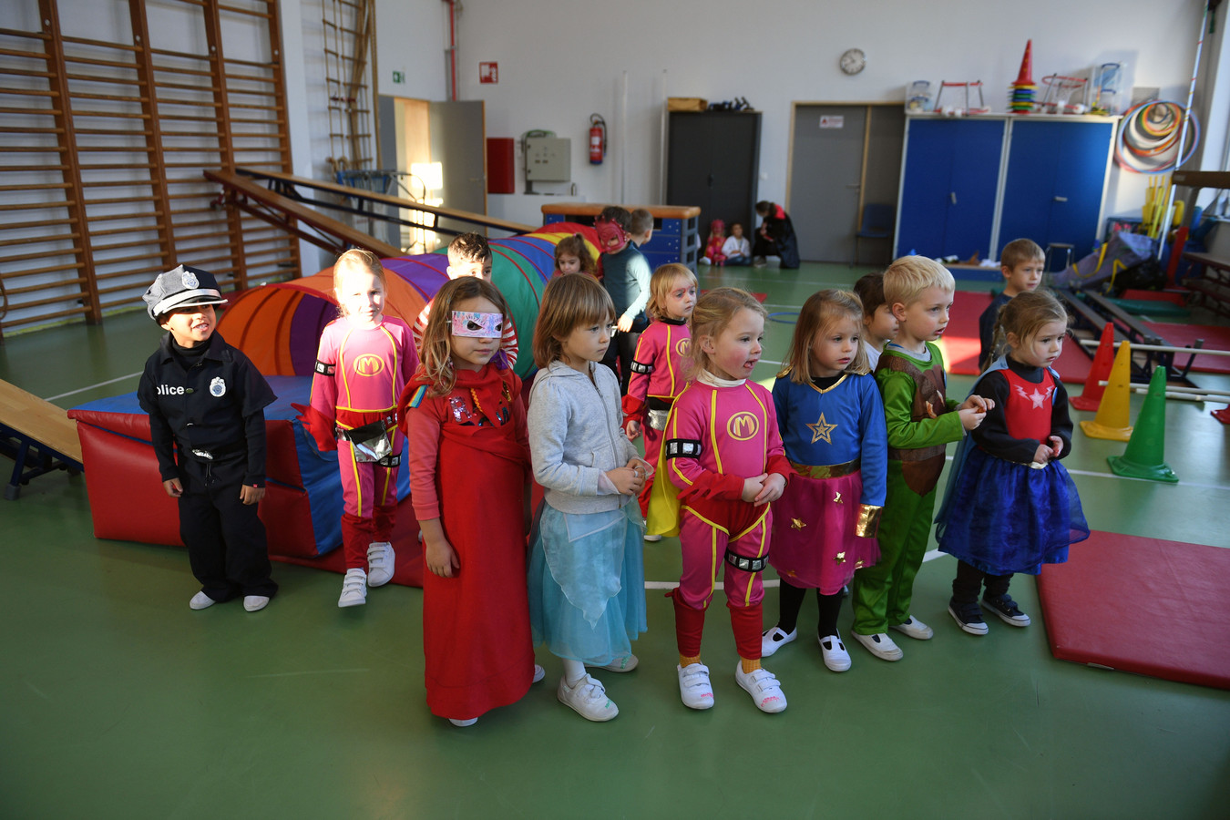 Rode Neuzen in gemeenteschool De Boemerang in Meerbeek: alle kinderen als superheld verkleed naar school.