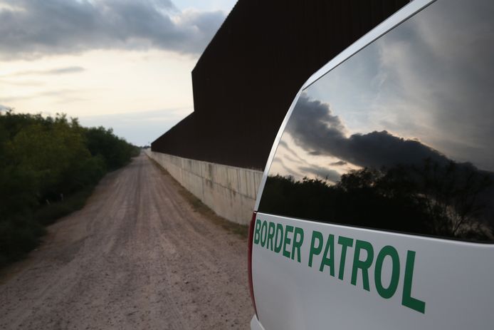 Een wagen van de Amerikaanse Customs and Border Patrol langs de grens in Weslaco, Texas.