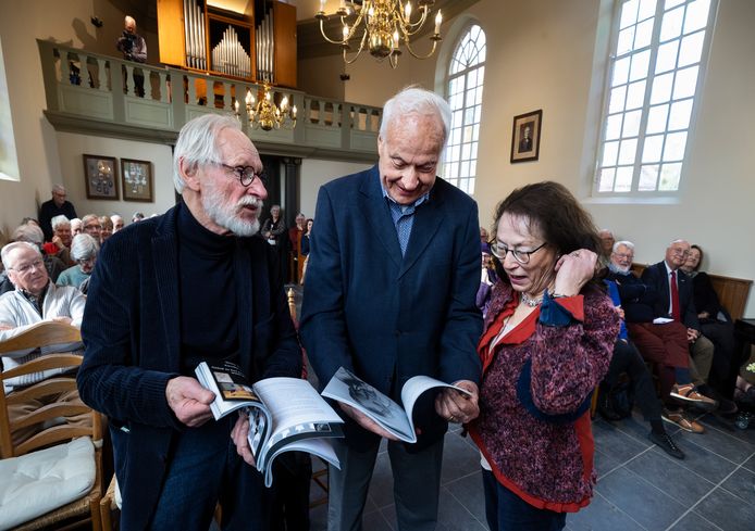 Marieke Wilde heeft in een boekje de verhalen opgetekend van tachtigers. Zij zijn door haar man Ben Wilde gefotografeerd.  Ze overhandigt het eerste exemplaar aan oud-burgemeester Terwisse, in bijzijn van haar man en fotograaf van de portretten, Ben Wilde.