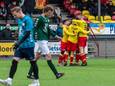 Typerend beeld voor deze middag: Apeldoornse Boys (met links Ismar Maglajlic) viert een doelpunt, ’t Harde treurt.