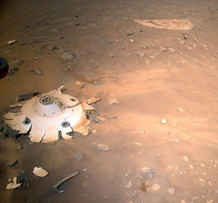 Op de luchtbeelden, gemaakt door de Marshelikopter Ingenuity, is de beschermingsschaal en de parachute te zien waarmee de Marsrobot Perseverance is geland op Mars.