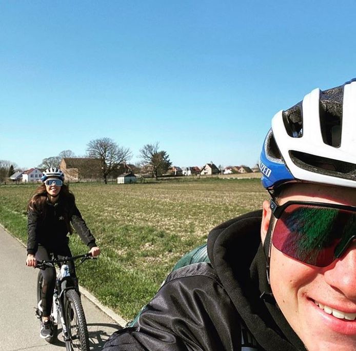 Teruglezen Remco Evenepoel Kruipt Samen Met Vriendin De Fiets Op Roger Federer Trotseert De Elementen Sport Hln Be