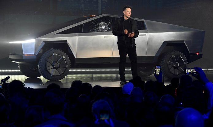 Elon Musk onthulde de Cybertruck met zijn scherpe hoeken in 2019, waarbij de ontwerper van de pick-up de onbreekbare ruiten van pantserglas van het voertuig brak.