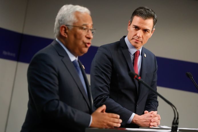 De Spaanse premier Pedro Sanchez (rechts) en de Portugese premier Antonio Costa  (links) tijdens een gezamenlijke persconferentie na afloop van de Europese top in Brussel.