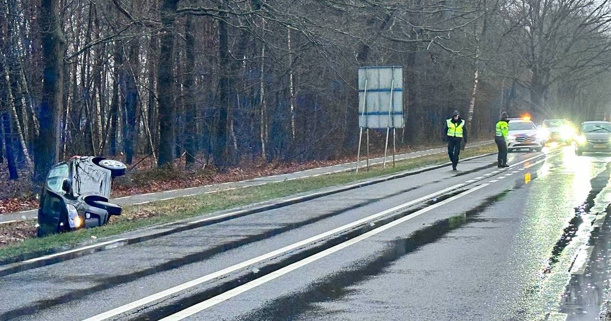 Bestuurder en passagier komen met de schrik vrij bij ongeval in Ambt Delden.