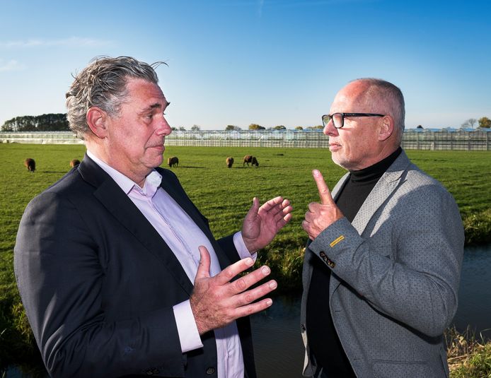 Paul Kwakkenbos (r) van De Groene Buffer wil geen huizen in de Harmelerwaard. Links het Utrechtse raadslid Cees Bos, die gemeente zoekt juist ruimte voor meer woningen.
